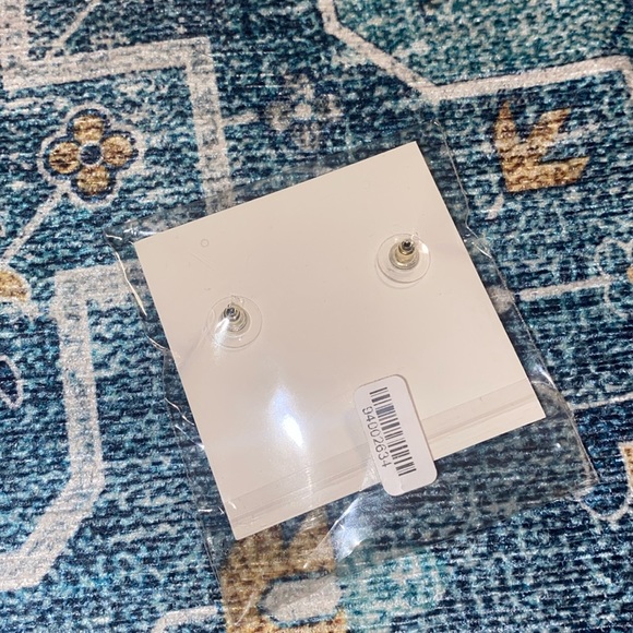 🆕BEAUTIFUL EARTH Floral Wreath Earrings - Picture 8 of 8